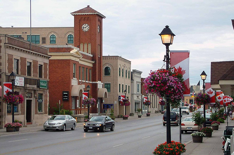 A picture of downtown Aurora, Ontario on an overcast day.